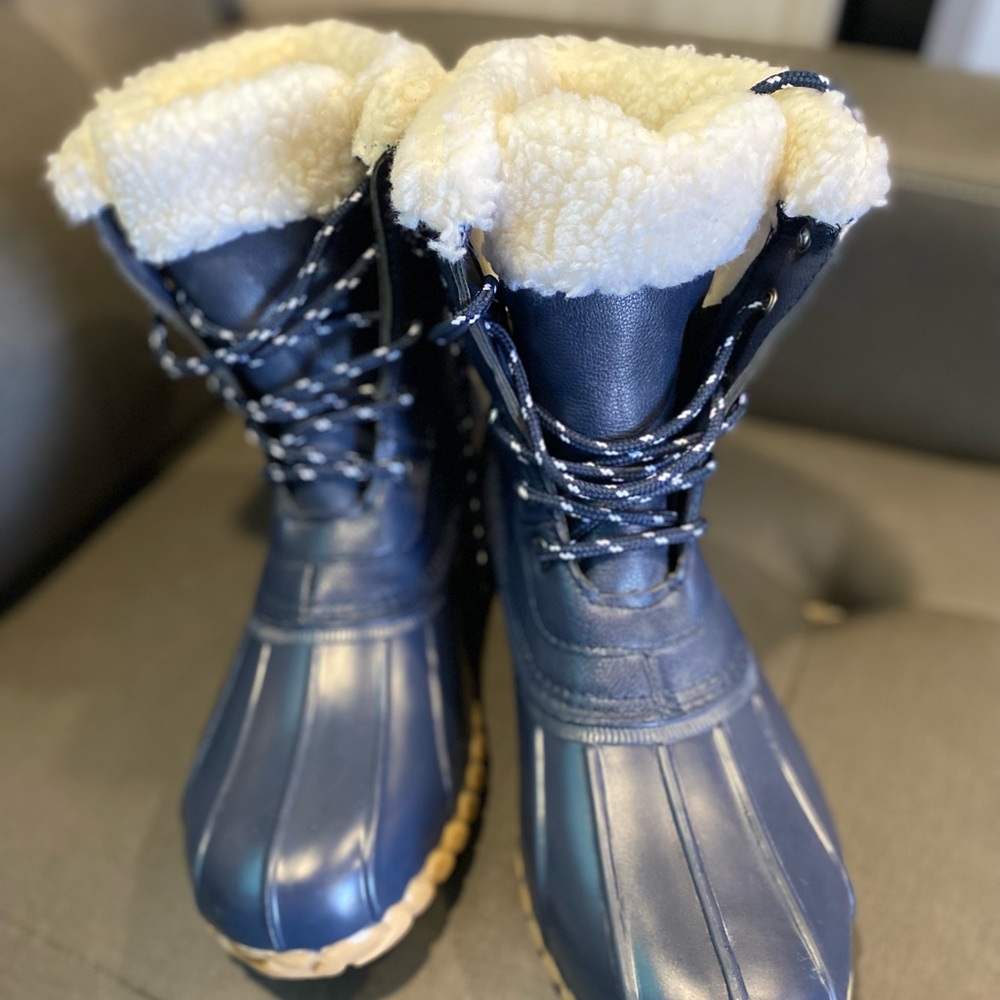 Nice duck style Nautica boots. For rain or snow. Size 10. Great condition.